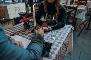 Το φαγητό με αγαπημένα πρόσωπα μπορεί να επηρεάζει το σάκχαρο