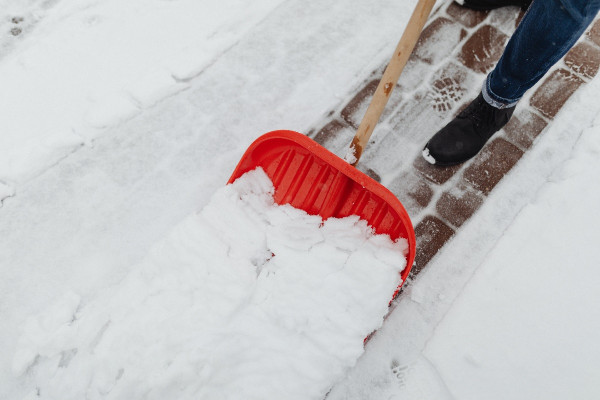 Φτυάρισμα χιονιού: Ο σοβαρός κίνδυνος που κρύβει για την καρδιά