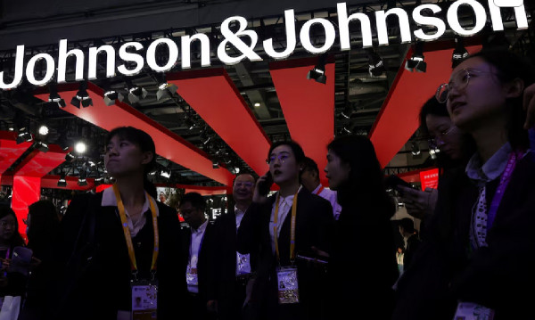 Johnson & Johnson: Καλείται να αποζημιώσει με 40 εκατ. δολάρια δύο γυναίκες για το «καρκινογόνο» ταλκ της