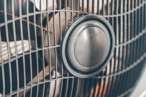 5 tips για να κοιμηθείτε δροσερά εν μέσω καύσωνα