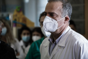 Πάνω από 5.400 γιατροί έφυγαν από την Ελλάδα από την πανδημία έως σήμερα