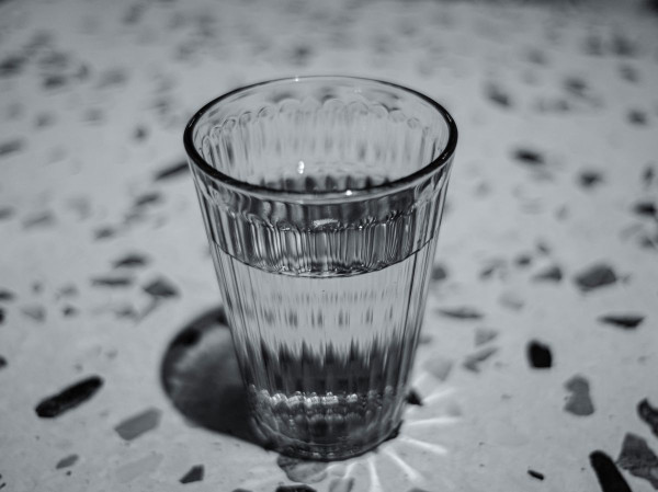 Γιατί δεν πρέπει να πίνετε νερό από το ποτήρι που αφήσατε τη νύχτα δίπλα σας