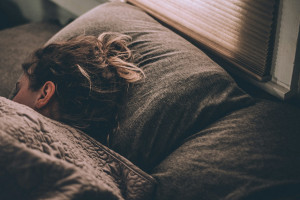Τι θα συμβεί στο σώμα σας εάν κοιμάστε μόνο 6 ώρες κάθε βράδυ