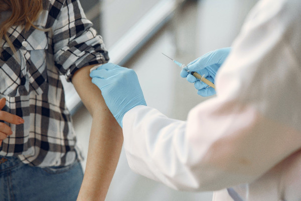 ΠΟΥ: Οι υγιείς ενήλικες δεν χρειάζονται ενισχυτική δόση εμβολίου για τον κορωνοϊό