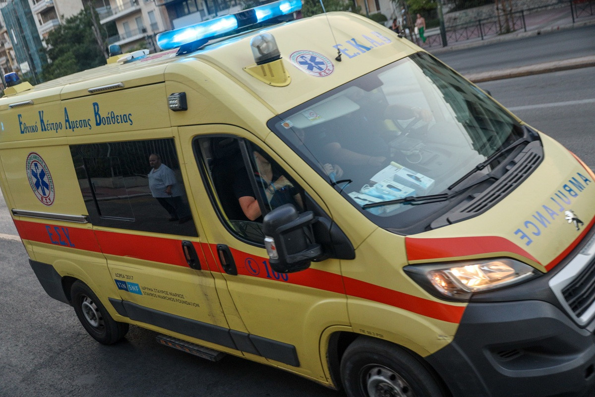 Αίγινα: Ένα ασθενοφόρο, τρεις οδηγοί και (ακόμα μία) ΕΔΕ δια... πάσαν νόσον