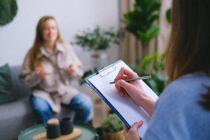 Long Covid: Έως και δύο χρόνια μπορεί να περάσουν μέχρι να δει ο ασθενής σημαντική βελτίωση των συμπτωμάτων