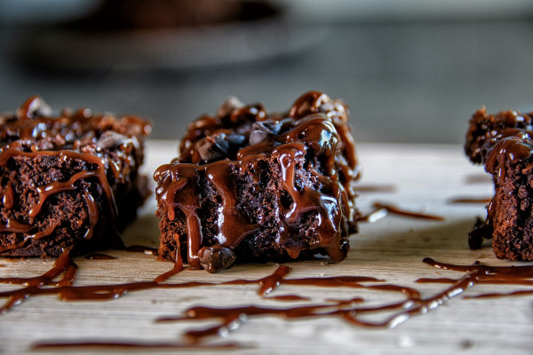 Συνταγή για λαχταριστά brownies μόνο με 4 υλικά – 120 θερμίδες το κομμάτι
