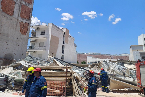 Πετράλωνα: Αναφορές για κατάρρευση κτιρίου – Έρευνα για εγκλωβισμένους