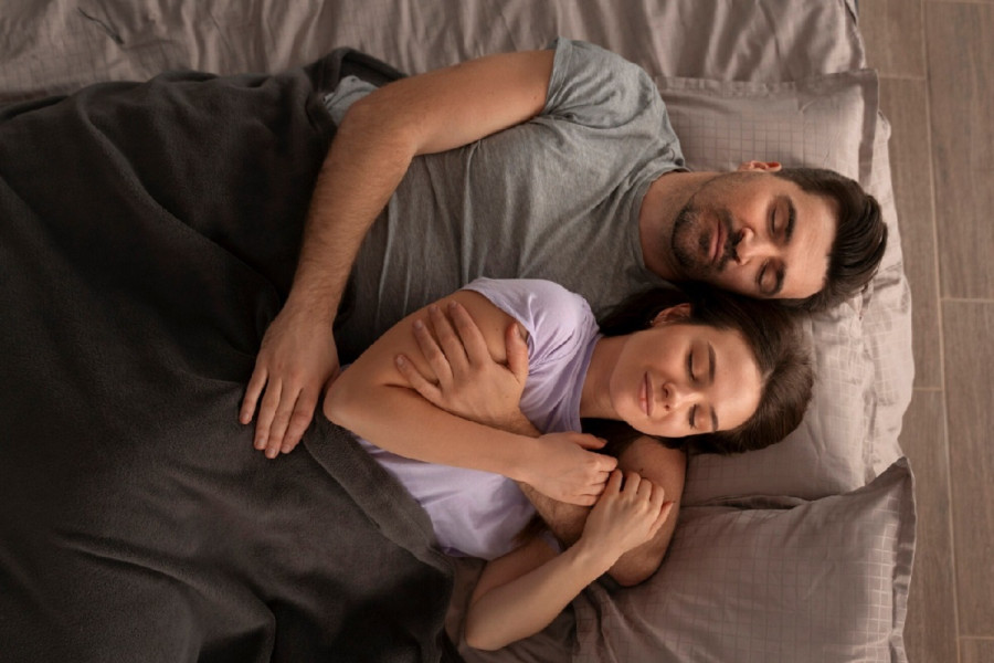 Τι λέει η στάση ύπνου για τη σχέση σας