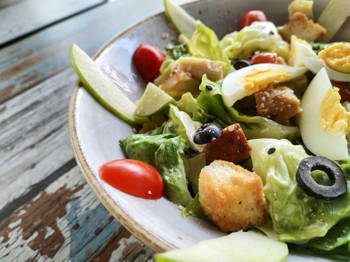 Πώς να φτιάξετε την τέλεια vegan σαλάτα caesar - Συνταγή