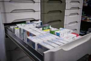 Νέες ρυθμίσεις για διανυκτέρευση στρατιωτικών φαρμακείων και κατ’ οίκον διάθεση φαρμάκων