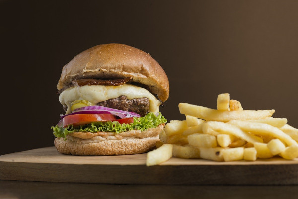 Fast Food: Ο ύπουλος εχθρός του εντέρου – Τι αποκαλύπτει μελέτη