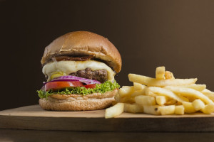 Fast Food: Ο ύπουλος εχθρός του εντέρου – Τι αποκαλύπτει μελέτη