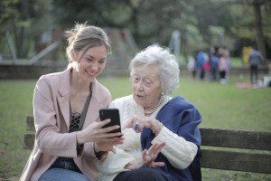 Η λογική χρήση του διαδικτύου από τους ηλικιωμένους μειώνει τον κίνδυνο άνοιας