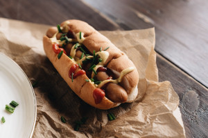 Τι περιέχει πραγματικά ένα λουκάνικο hot dog; - Οι κίνδυνοι για την υγεία μας