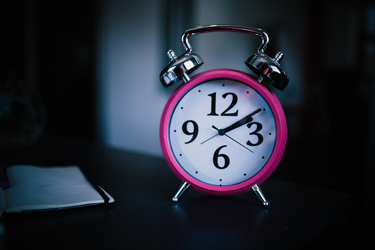 Καθηγητής του Στάνφορντ αποκαλύπτει: Η φόρμουλα για να υπολογίσετε τι ώρα πρέπει να κοιμηθείτε