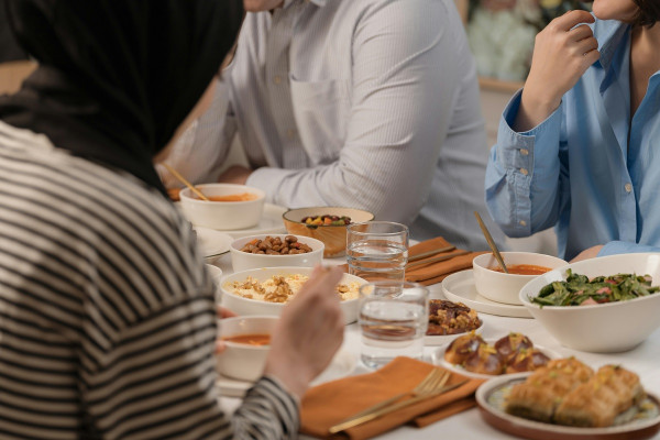 Τι σημαίνει αν δε θέλετε να μοιράζεστε το φαγητό σας, σύμφωνα με την ψυχολογία