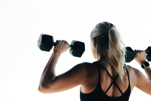 Προπόνηση με βάρη: Ο λόγος που οι γυναίκες ωφελούνται περισσότερο ακόμα και από τους άνδρες