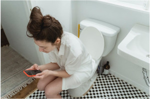 Γιατρός προειδοποιεί: Αφήστε το κινητό έξω από την τουαλέτα - Οι κίνδυνοι για την υγεία