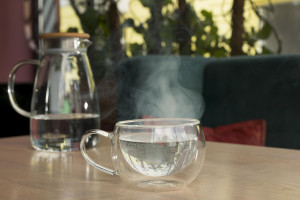 5 λόγοι για τους οποίους πρέπει να πίνουμε ζεστό νερό