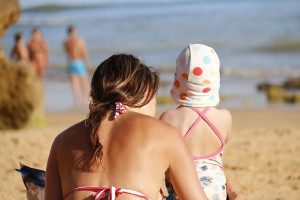Ήλιος και παιδιά: Η σημασία της φωτοπροστασίας από μικρή ηλικία