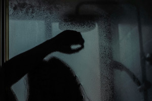 Τι θα συμβεί στο σώμα σας αν κάνετε ντους στο σκοτάδι κάθε βράδυ