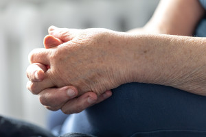 Πάρκινσον: 2 βιταμίνες θα μπορούσαν να επιβραδύνουν την εξέλιξη της νόσου