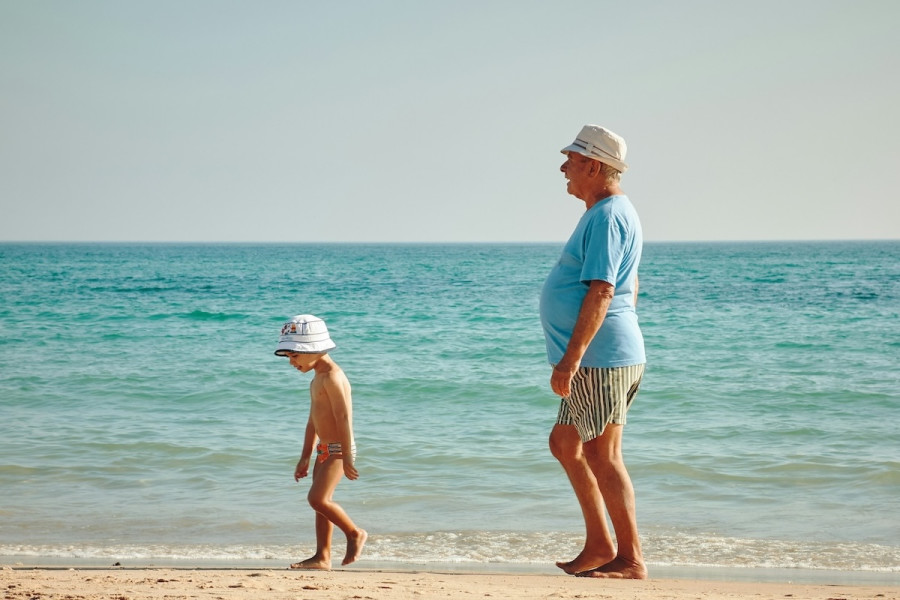 Έχετε εγγόνια; Πώς η φροντίδα τους μπορεί να ενισχύσει τον εγκέφαλό σας
