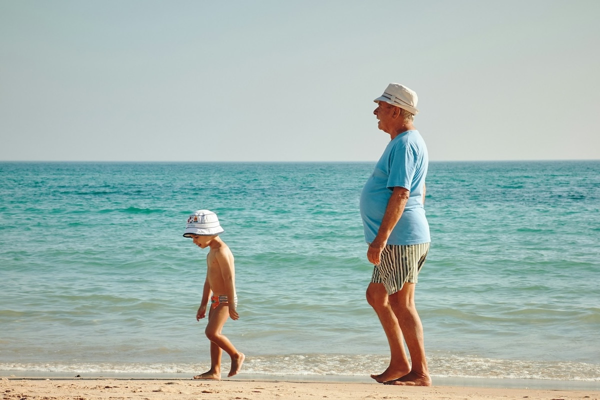 Έχετε εγγόνια; Πώς η φροντίδα τους μπορεί να ενισχύσει τον εγκέφαλό σας