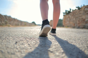 Μπορεί μια βόλτα μετά το φαγητό να σας ανακουφίσει από τα αέρια;