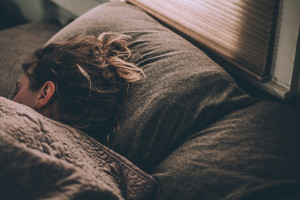 Ειδικός αποκαλύπτει τι ώρα πρέπει να πηγαίνετε στο κρεβάτι για να μην ξυπνάτε κουρασμένοι