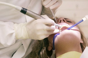 Οι οδοντίατροι προειδοποιούν: Αυτά είναι τα λάθη που κάνουμε