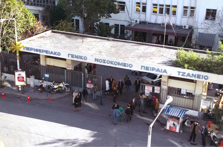 Τζάνειο: Απορρίμματα του νοσοκομείου στην κοίτη του Κηφισού – Τι απαντά η διοίκηση