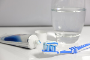 Ακμή: Το λάθος που κάνουμε όταν πλένουμε τα δόντια και βγάζουμε σπυράκια
