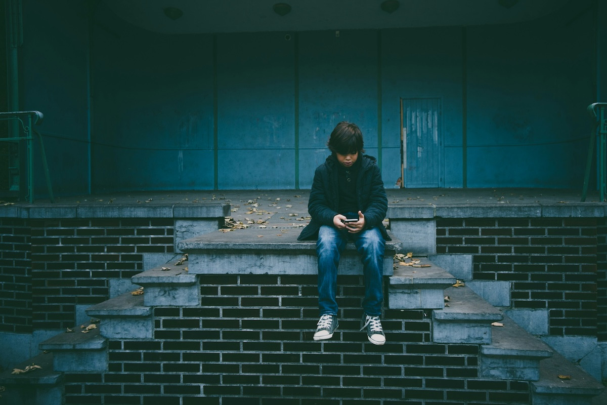 Σοκάρει νέα μελέτη: Η χρήση κινητών smartphone από μικρή ηλικία αυξάνει σημαντικά τις αυτοκτονικές σκέψεις