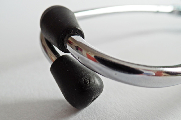 Έκρηξη περιστατικών βίας σε γιατρούς των δημόσιων νοσοκομείων – Τι ζητά ο ΙΣΑ