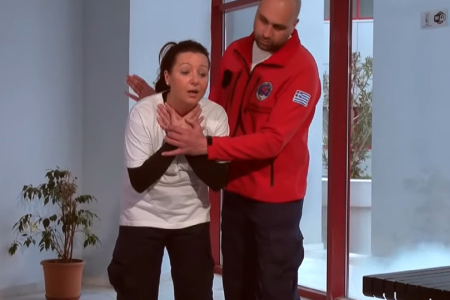 Τι να κάνετε αν κάποιος πνίγεται από το φαγητό του – Η λαβή που σώζει ζωές