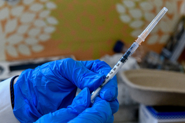 Kορωνοϊός: Έγκριση από την Κομισιόν για το προσαρμοσμένο εμβόλιο της Moderna