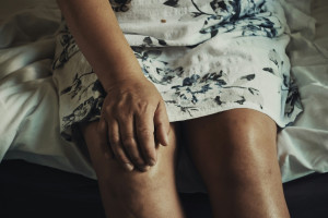 Οστεοαρθρίτιδα στο γόνατο: Τι μειώνει περισσότερο τον πόνο – Μελέτη εξέτασε 12 μεθόδους