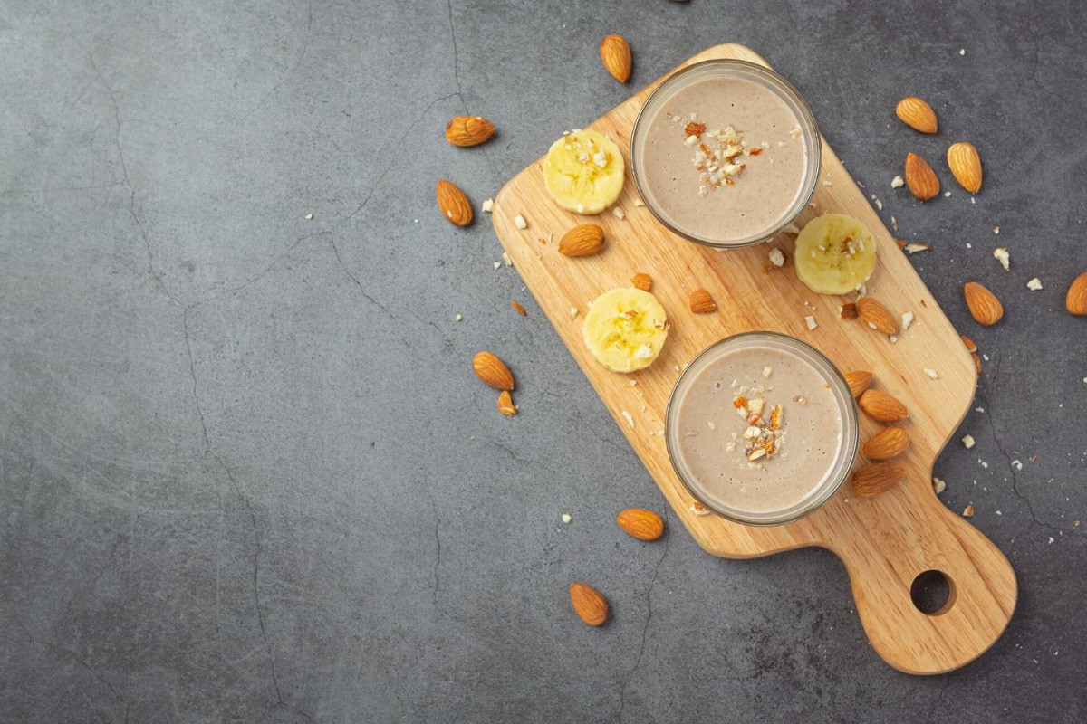 Συνταγή: Smoothie με φυστικοβούτυρο, μπανάνα και λιναρόσπορο για ενέργεια και ευεξία