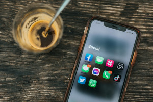 Η ψυχολογία λέει ότι όσοι έχουν social media αλλά σπάνια κάνουν αναρτήσεις, συνήθως έχουν αυτά τα 8 χαρακτηριστικά