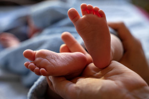 Θεραπεία γονιμότητας προκαλεί έντονη ανησυχία – Τι φοβούνται οι επιστήμονες