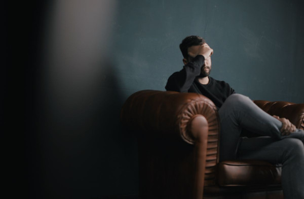 Πώς το άγχος και η κατάθλιψη μπορεί να συνδέονται με στυτική δυσλειτουργία