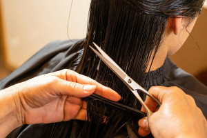 Είναι αλήθεια ότι τα μαλλιά μακραίνουν πιο γρήγορα όταν κουρεύεστε συχνά; Καθηγητής πανεπιστημίου απαντά