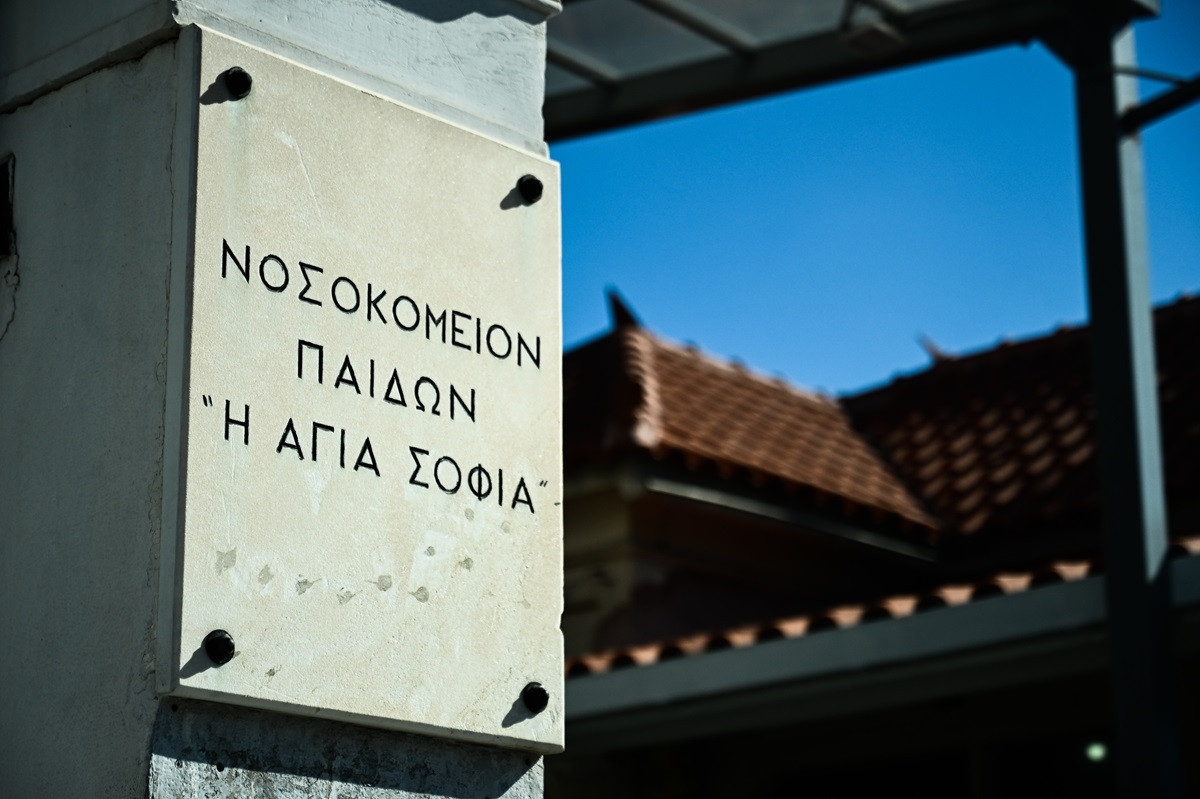 Καλλιθέα: Πέθανε το 7χρονο παιδί που έπεσε πάνω σε τζαμαρία
