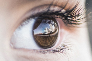 Το πρώιμο σημάδι της εμμηνόπαυσης μπορεί να κρύβεται στα μάτια