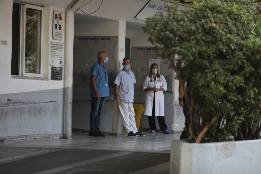 Εξαντλημένοι και χαμηλόμισθοι υγειονομικοί κρατούν όρθιο το ΕΣΥ