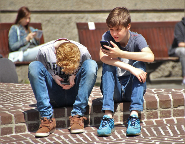 Η αυξημένη ένταση του ήχου στα κινητά μπορεί να οδηγήσει ακόμη και σε απώλεια ακοής στα παιδιά