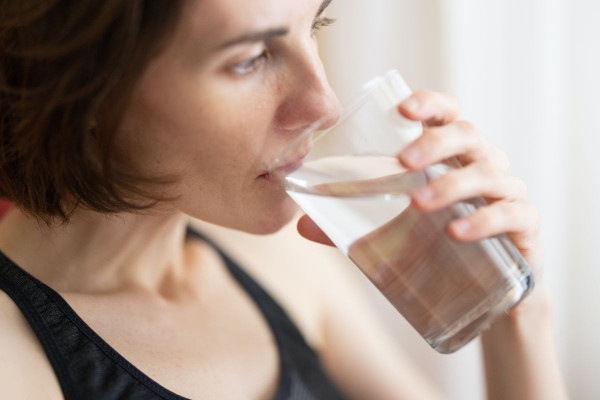 Το να πίνουμε νερό την ώρα που τρώμε μας βοηθά να αδυνατίσουμε;