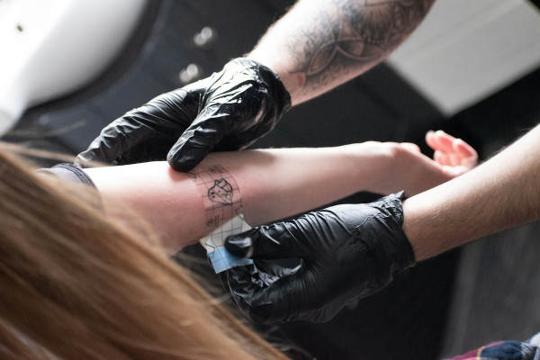 Ποιο χρώμα στα τατουάζ συνδέεται με αυξημένο κίνδυνο καρκίνου